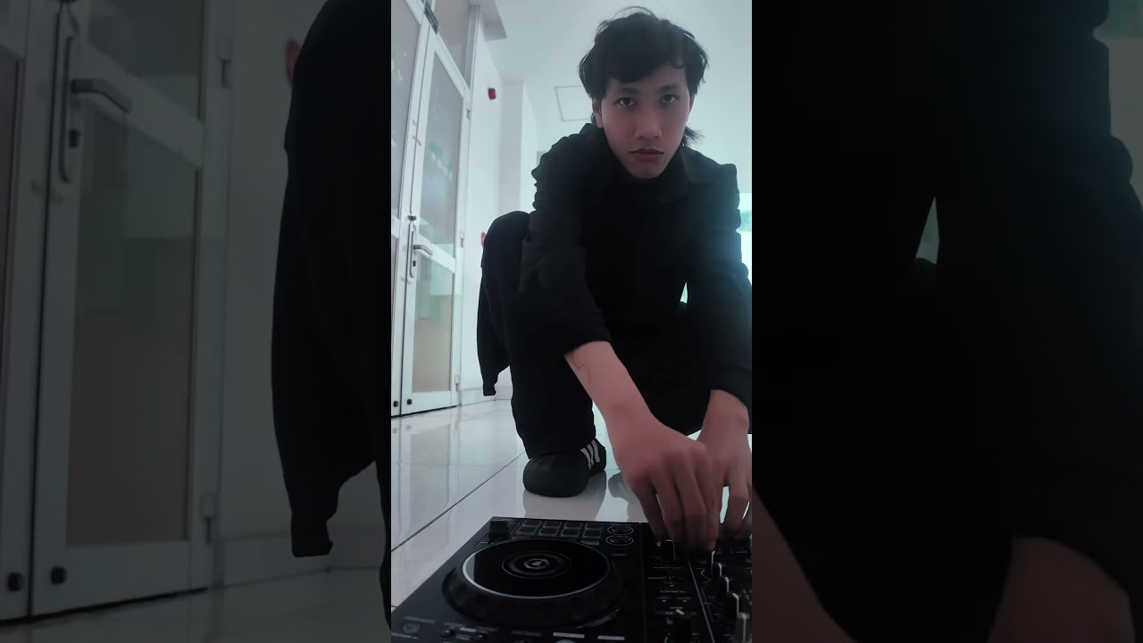 Khoe nhạc mới nhưng chỉ cho nghe teaser kiểu: 👽 