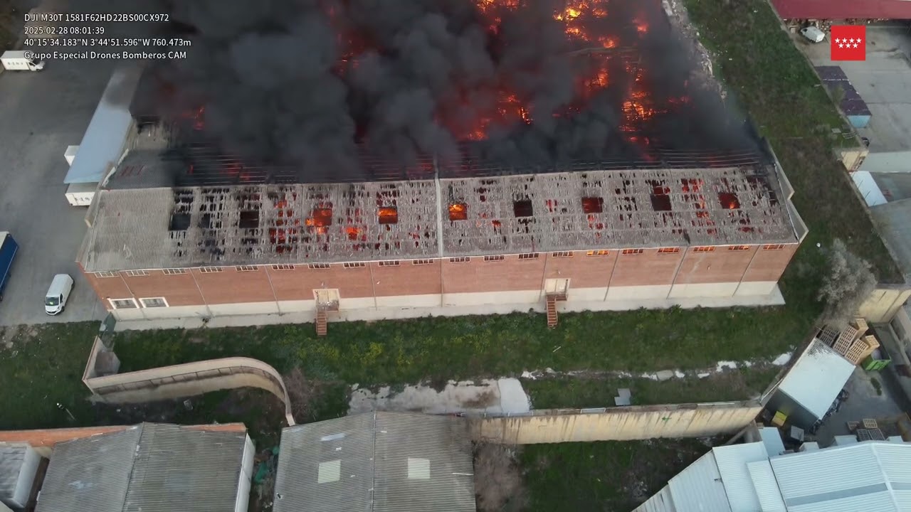 Imágenes de la Unidad de Drones de #BomberosCM del incendio de nave industrial en  Fuenlabrada.
