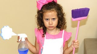 VALENTINA PRETEND PLAY WITH CLEANING