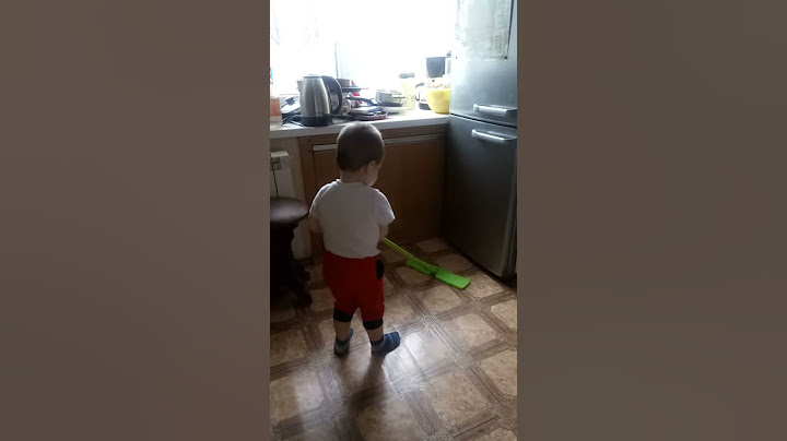 Ребенок моет пол ) Мамин помощник.