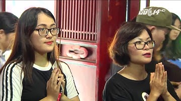 (VTC14)_Sĩ tử đến Văn Miếu cầu may trước ngày thi tốt nghiệp