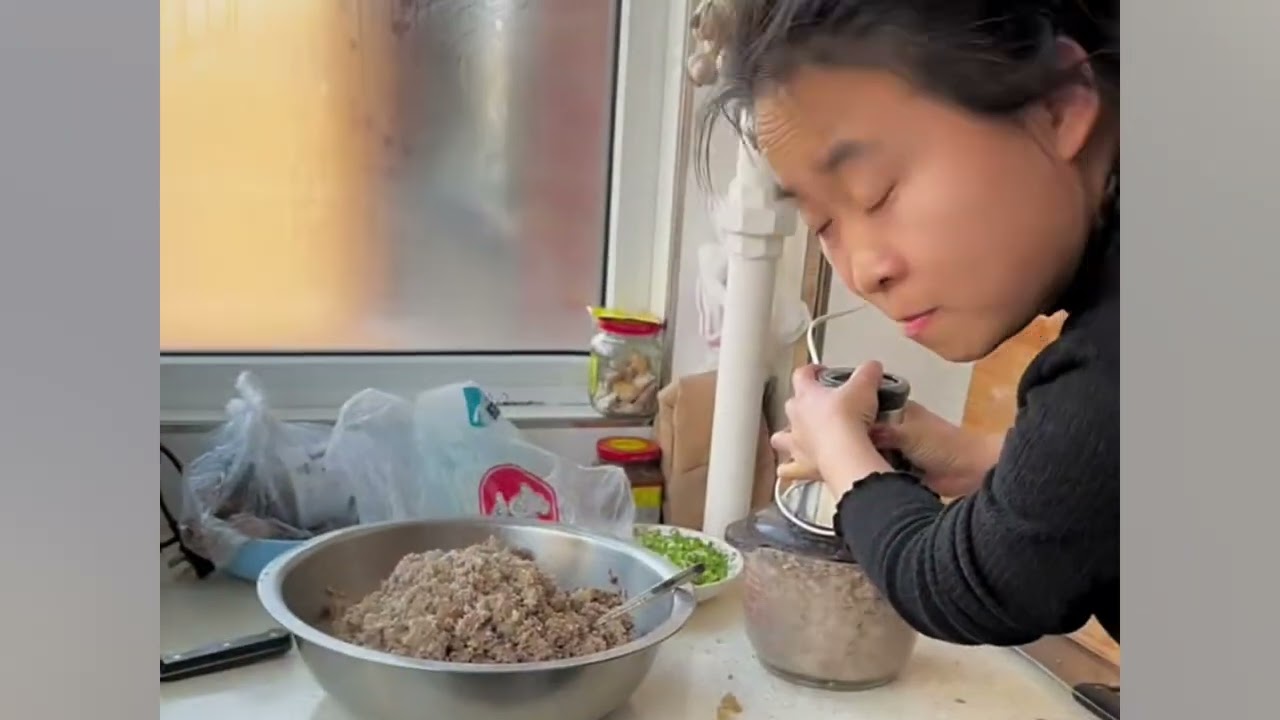 Kelly Learns to Make Northeastern Pork Menzi 🥢 Can She Nail This Lunar New Year Classic? 🔥