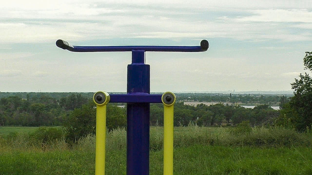 На улице Набережной началась установка тренажеров - YouTube