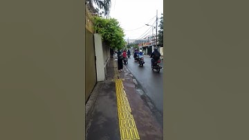Menikmati Jalanan Kota Saat Awan Mendung Menyelimuti