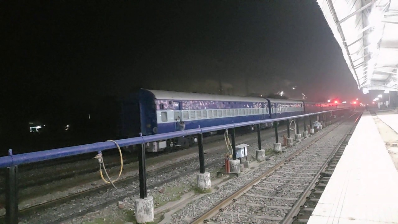 Train without loco!? Shunting Duties at Lalkuan in Night - Indian Railways !!