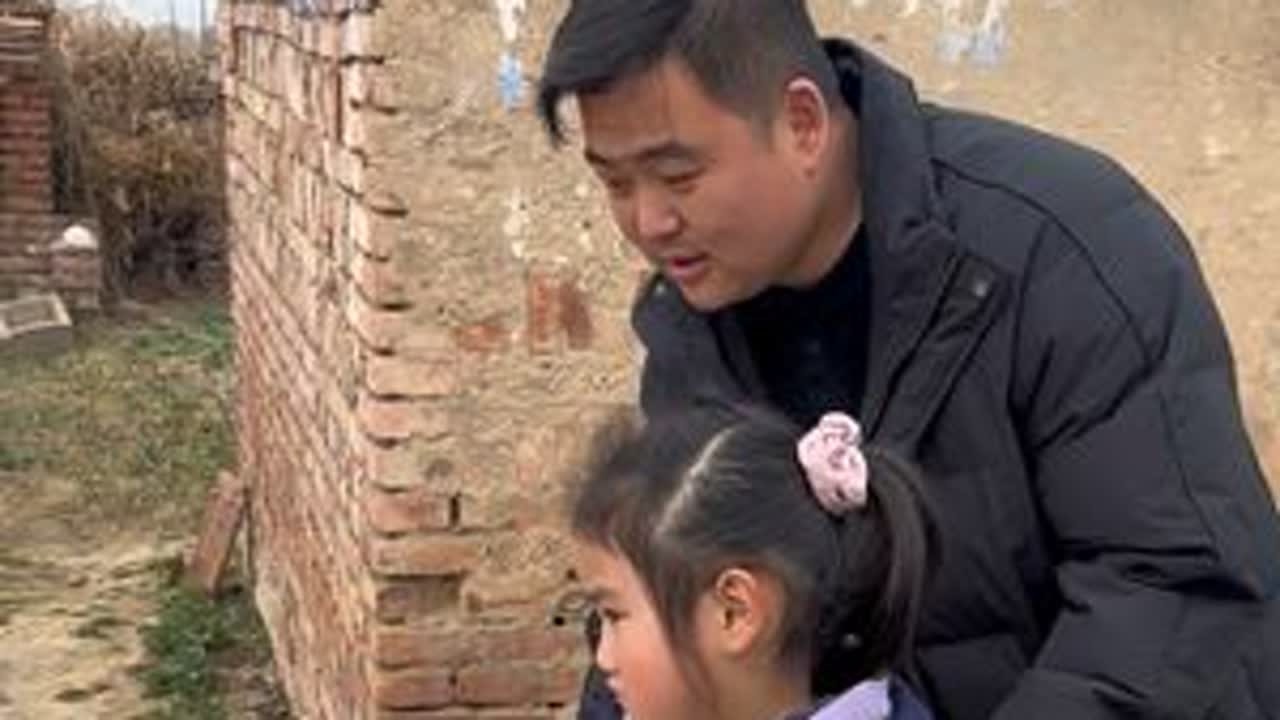 幸好老二和老三跑过来给我们说了，不然她停在路中间又得一直生气不动，都太了解她了，也就是三包能号住格格的脉😂过年了今天给孩子炖点肉放上鹿茸菇吸了汤汁真的很好吃，也是过年必备炒菜炖菜炖肉真的少不了...