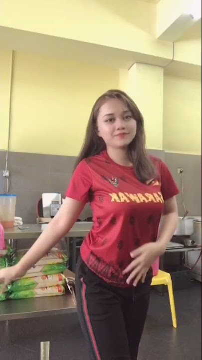 Awek Melayu t*k-t*k besar main tiktok dekat kedai makan 🤗😈