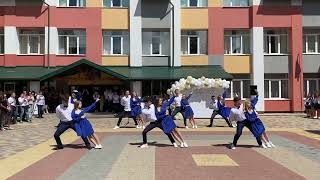 картинка: Випускний танець 2022. Хай буде весна - Макс Барських. Танець випускників під час війни.