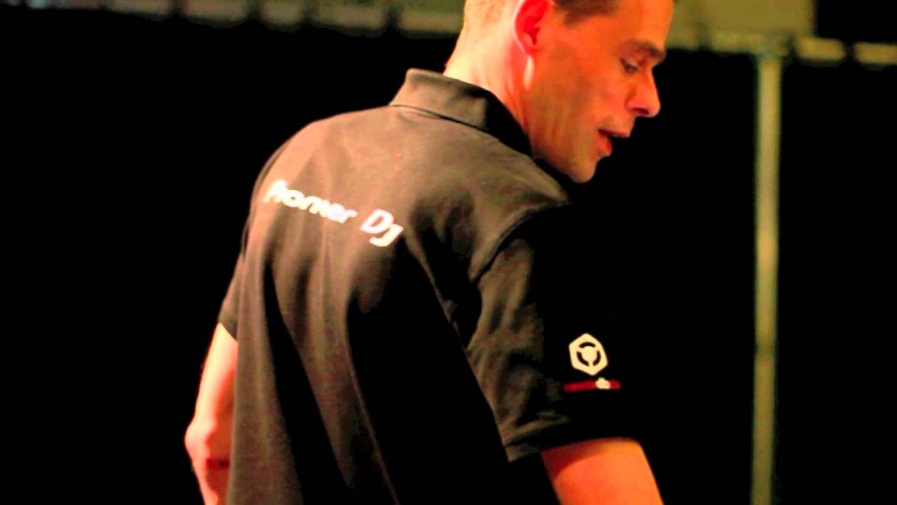 Pioneer CDJ-2000 Nexus features: Emergency Loop. // presented by ...