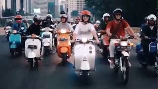 STORY WA VESPA (SUNDAY BEST)