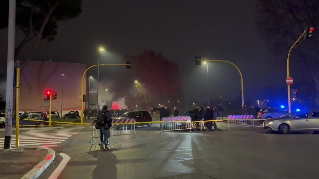 Derby Roma - Lazio, il corteo degli ultras biancocelesti tra cori e petardi