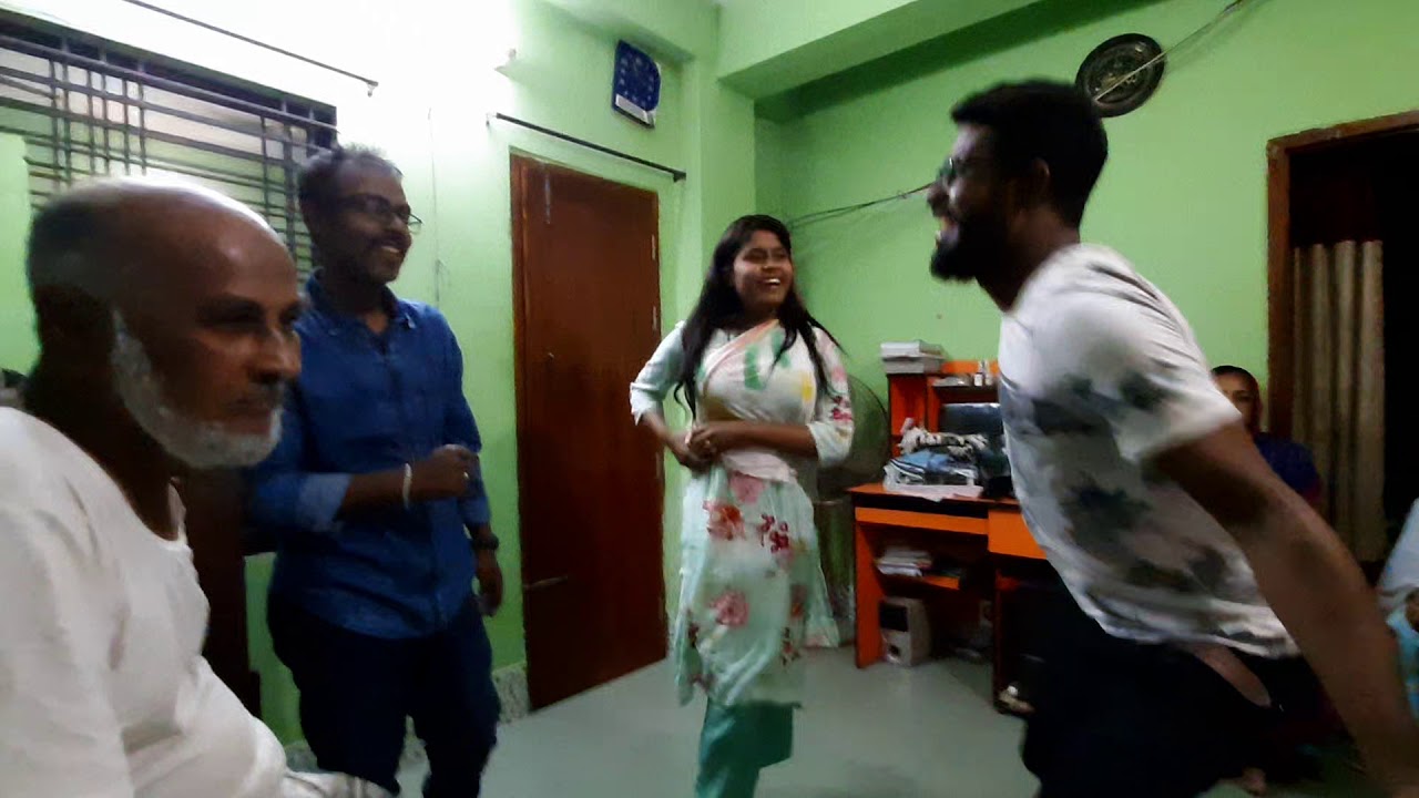 বাড়িতে সবাই মিলে উরাধুরা ডান্স না দেখলে মিস করবেন।😍