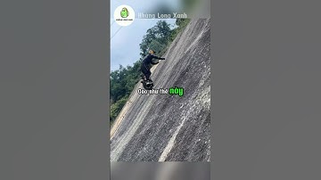 Người đàn ông này đang lái xe leo lên một con dốc đứng.