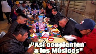 Así consienten a los músicos en la Montaña de Guerrero. bien comidos para que le toquen bonito.