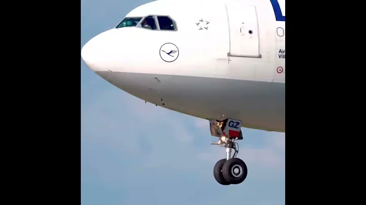 Incredible Lufthansa A340-300 heavy crosswind landing! #planespotting #shorts #closeup #airbus