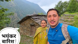 बारिश में भीगते हुए पहुंच गए गांव के होमस्टे में || Pahadi Lifestyle Vlog || Cool Pahadi 