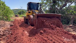 pá carregadeira volvo l60F Espalhando Material