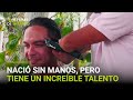 La increíble historia del barbero sin manos con el que muchos quieren sacar una cita