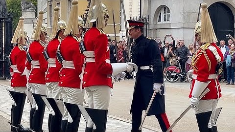 Officer ROARS at The King’s Guards! 🇬🇧
