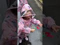 ヘリコプターも気になるし雨もあたるしどうしたらいいのか #双子 #育児 #成長記録