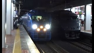 夜の博多駅に到着する特急ソニック883系と停車中の特急かもめ787系