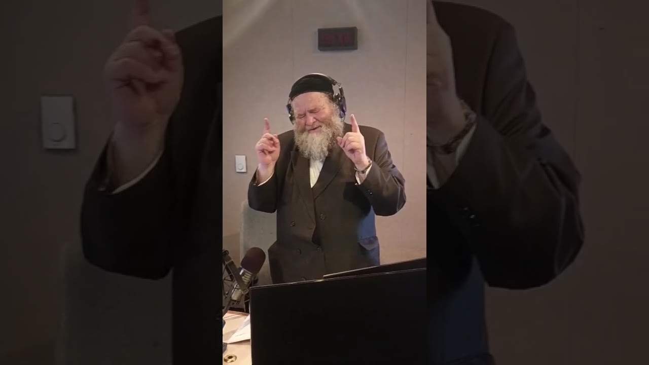מיכאל שטרייכר בביצוע השיר 'וכל מי שעוסקים' ברדיו בבולטימור ארה"ב