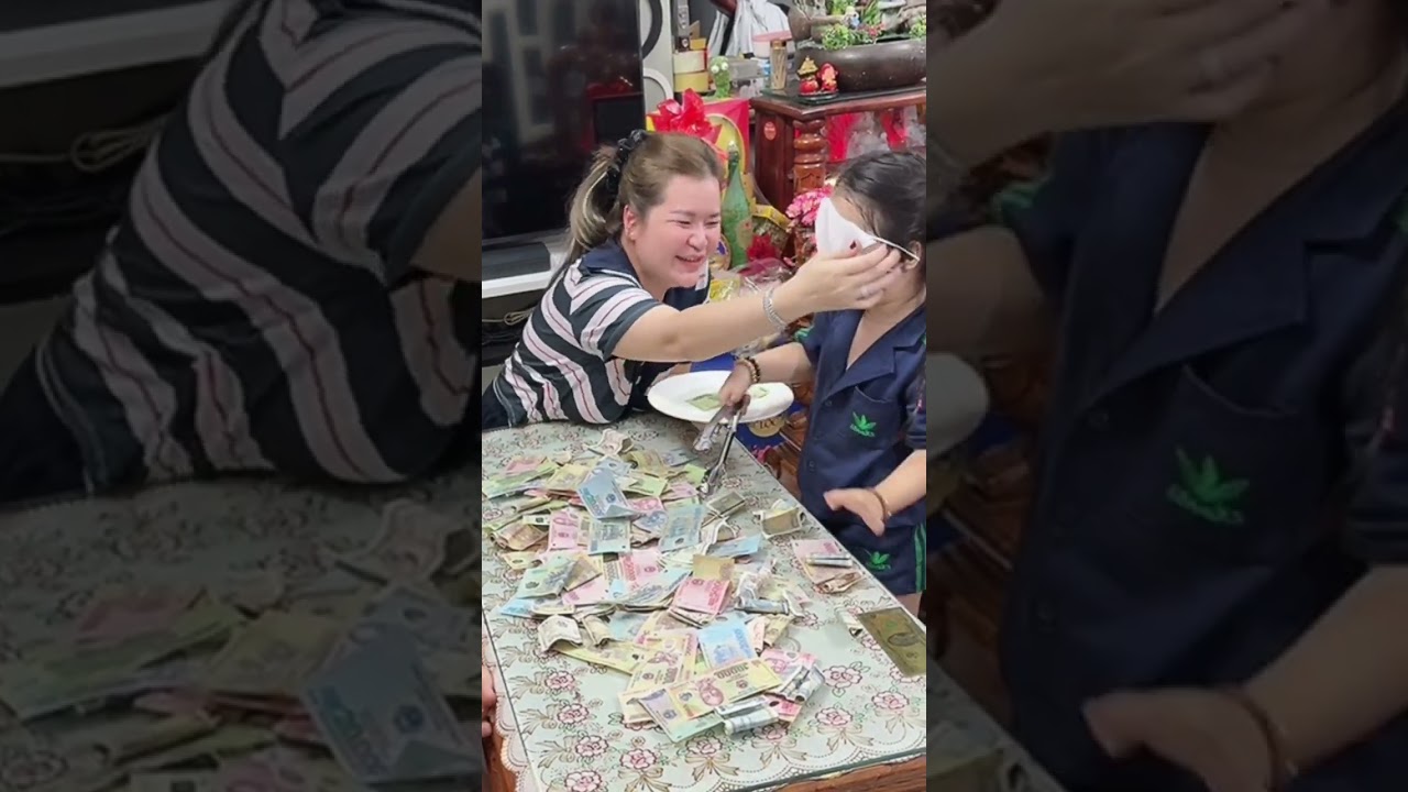 trò chơi gấp tiền bằng đủa—bà nhỏ chơi quá ăn giang-nên chị su được ít tiền