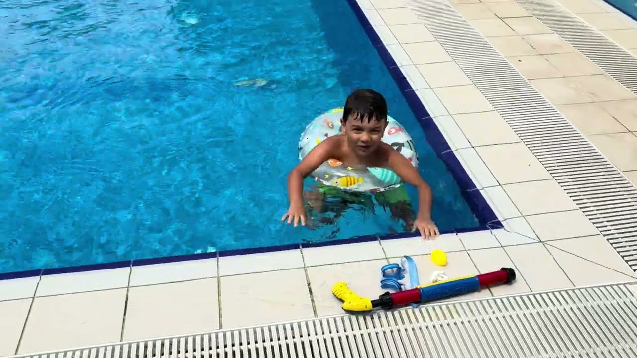 Emir Alp Silahıyla Oynuyor | Emir Alp in Swimming Pool | 