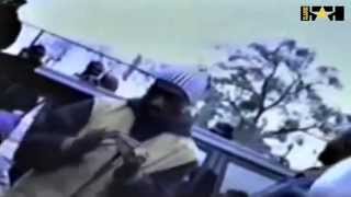 Video de tupac rapeando "im gettin' money" en medio la calle, rodeado
gente. esta cancion no fue publicada hasta despues su muerte y es
version o...