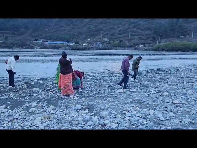 ముక్తినాథ్  గండకి నది లో  సాలిగ్రామం వేట||Beautiful Gandaki Rive/muthinath class=