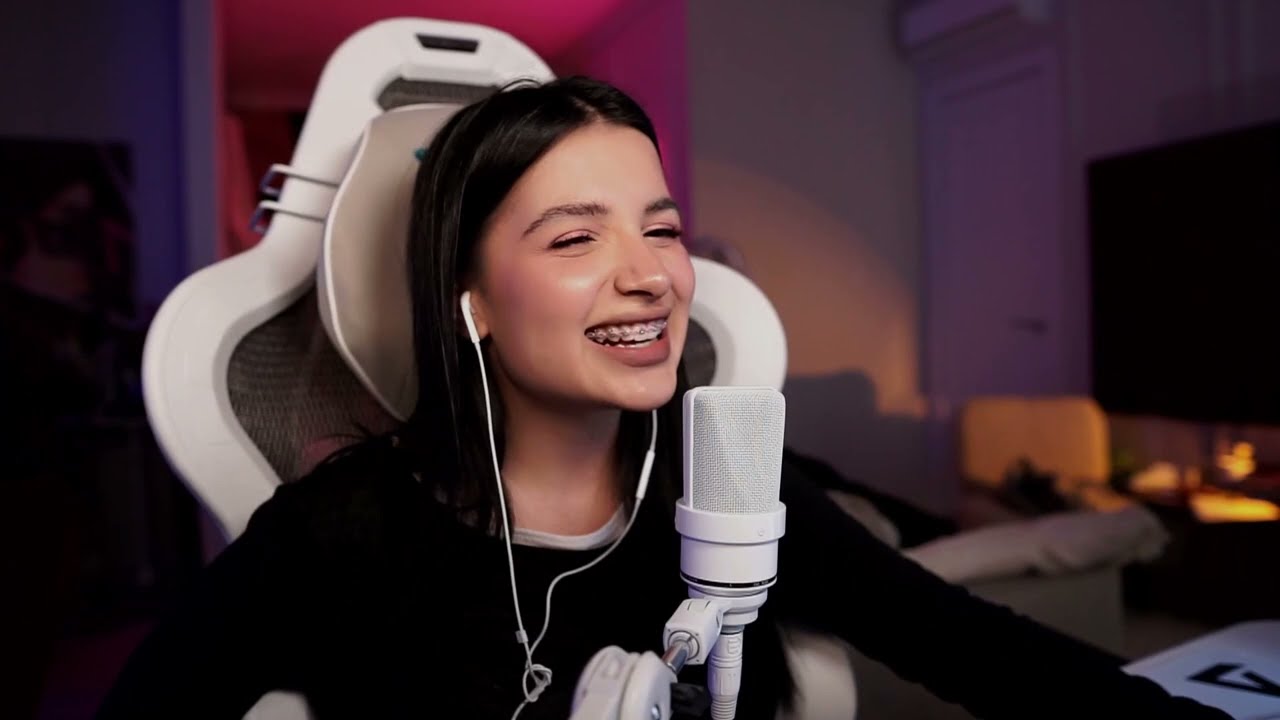 Амина Tenderlybae поет песню 5IVE