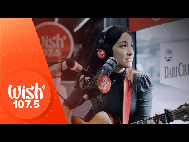 Onam bilan jinsiy aloqa haqida film Xotin rus tilida kamerada yechinmoqda