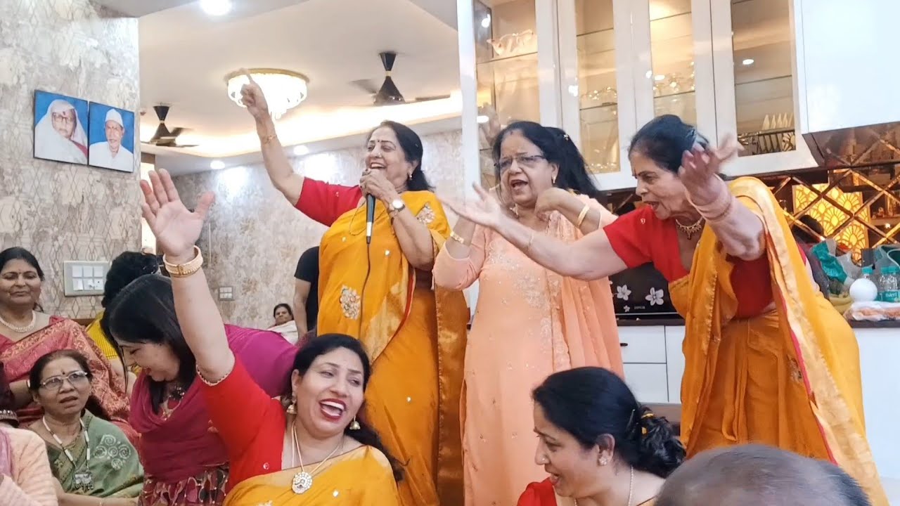 पूरी कीर्तनमंडली को हिला दिया आंटी ने इतना मस्त भजन गाया#bhajan #bholenth @meerabhaktigeet3551