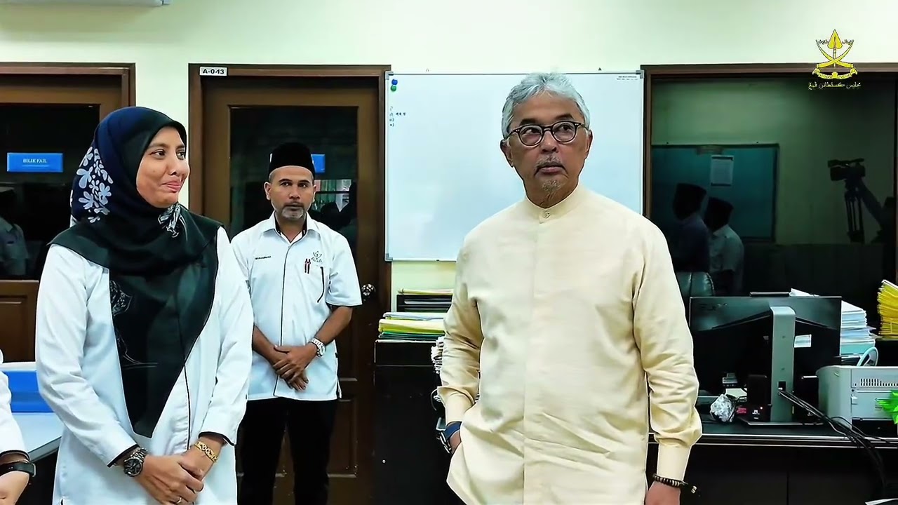 Sultan Pahang ke Persembahan Taklimat Pembangunan Daerah Temerloh di Pejabat Daerah & Tanah