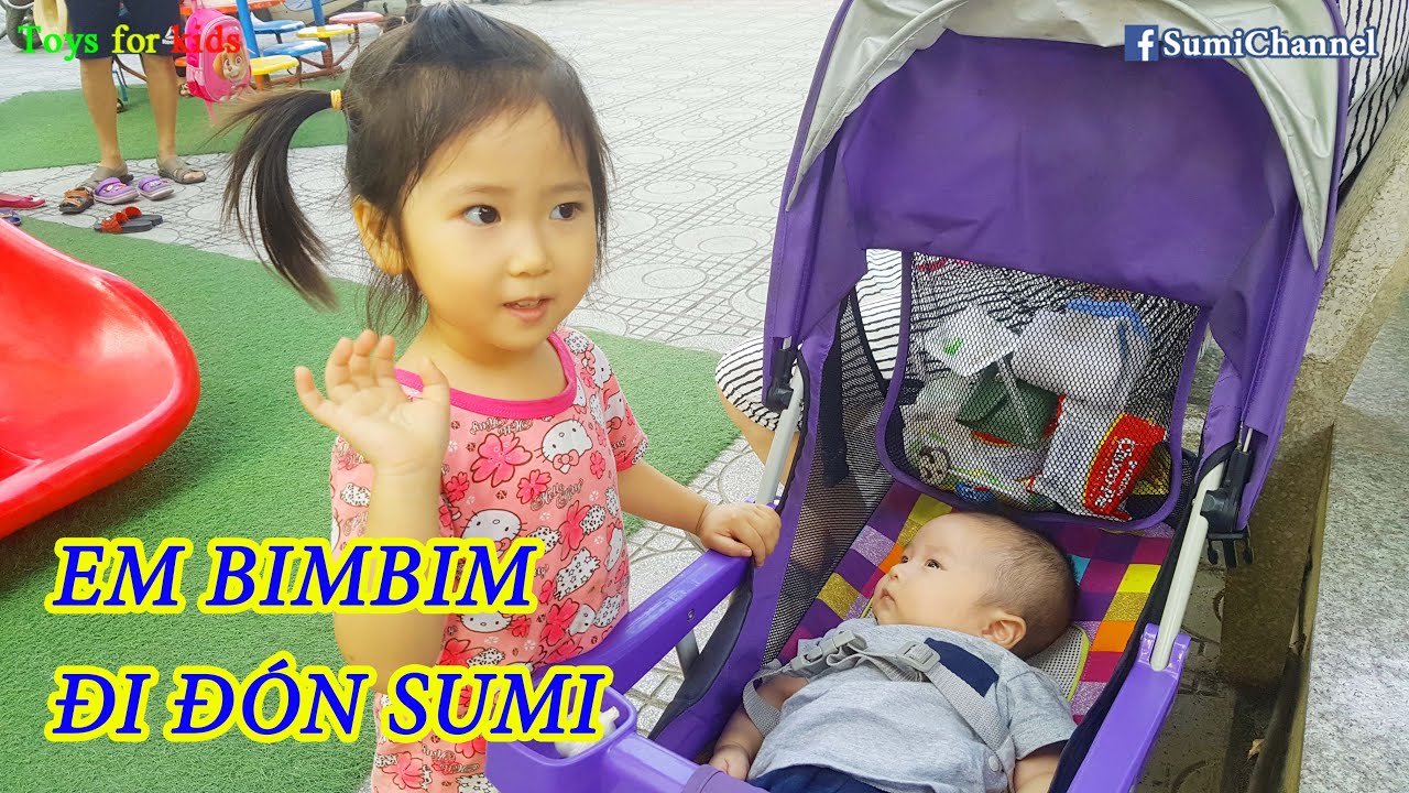 Bé Sumi Được Em Bim Bim Đón Tan Học Về   Lần Đầu Em Bim Bim Đi Xe Đẩy Ra Đường