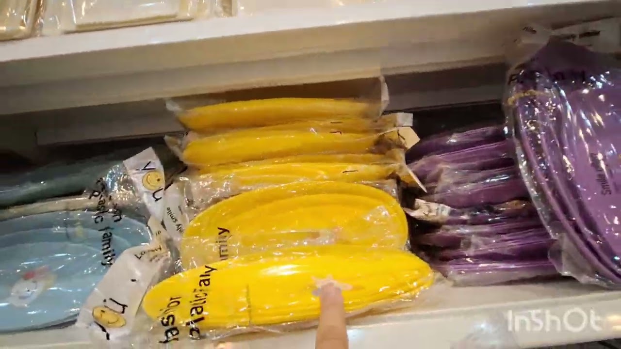 *يبلاش 🏬 في شارع الشوقية 🛣️ – فيه الصحون  🍽️، عطور 🧴، كريمات 💆‍♀️ – وكلشي موجود ✨ وبأثمان رخيصة 💸* 