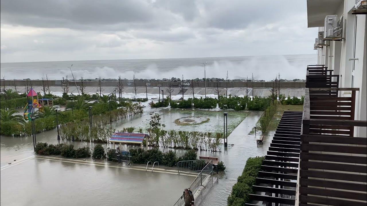 Шторм в адлере сегодня. Лазаревское шторм 2023 ноябрь. Волнение моря в адлере. Шторм в сочи. Волны на море адлер.