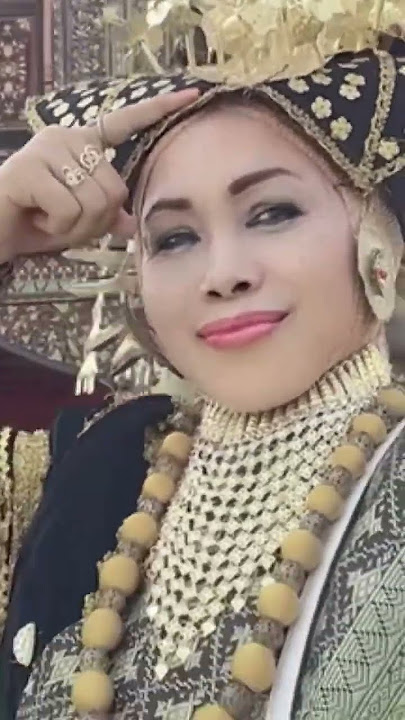 Tutup kepalanya berat😂#adatminang #istanapagaruyung #adatminangkabau