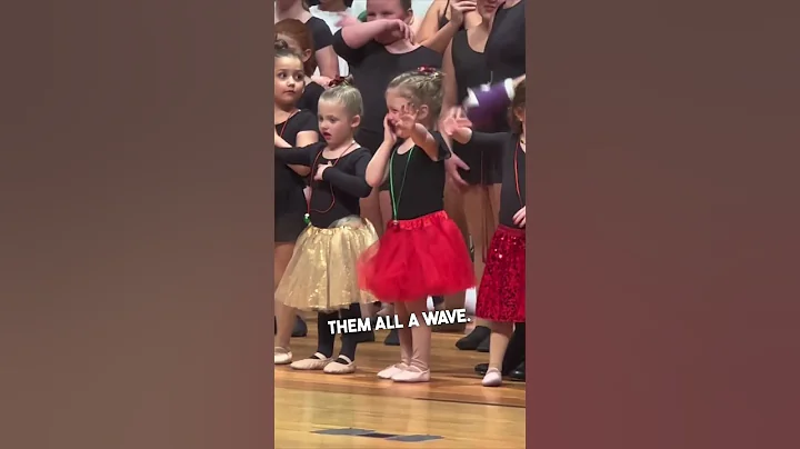 Little girl looks for her family in the crowd 🥹 - DayDayNews