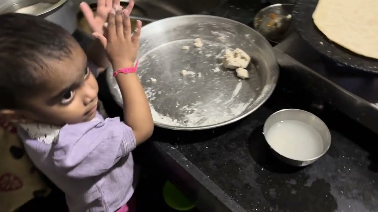 छोटी शऱू आज्जीला भाकरी करू लागते ❤️🥰