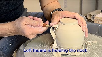 804.  Holding the 7-shaped Carbide Open Loop Tool to Trim a Mug with Hsin-Chuen Lin 林新春 7字形鎢鋼刀修坯示範