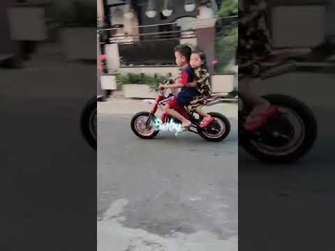 Anak kecil boncengan