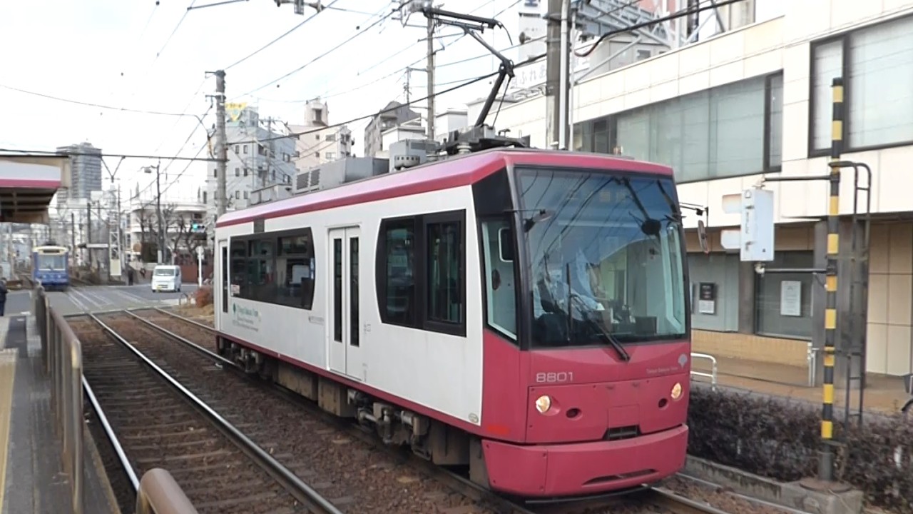 東京都交通局 8800形 8801 ピンク 路面電車 都電荒川線 梶原電停 - YouTube