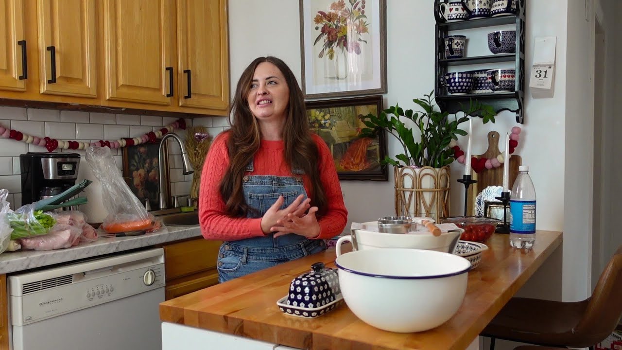 Wyliczanie pieniędzy przez męża czy wolność? Powrót kobiet do tradycji. Gotuje wywar kolagenowy