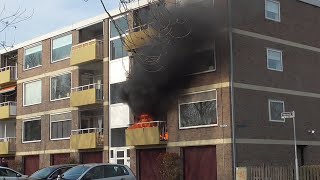 [automobilist blokkeert weg!] Hulpdiensten met spoed naar een middelbrand flat op de Heischouw Oss
