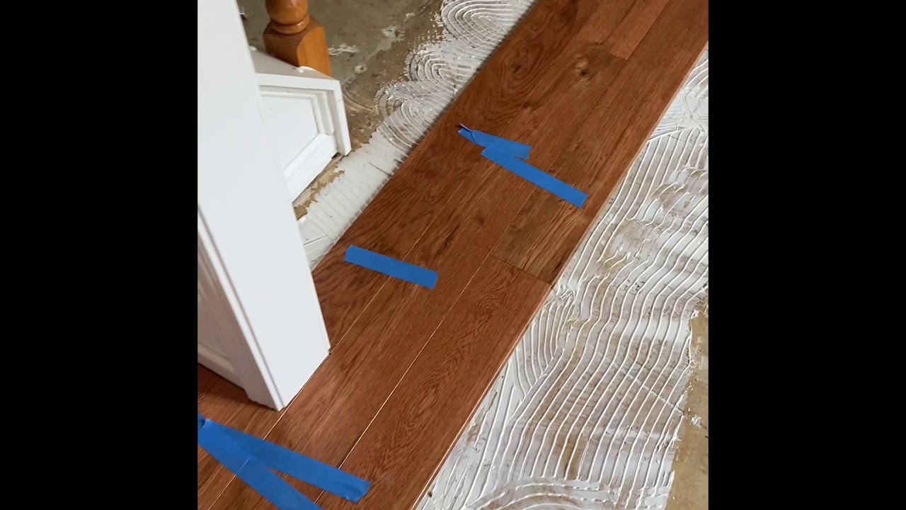 Cómo instalar piso de madera pegado (glue down floor