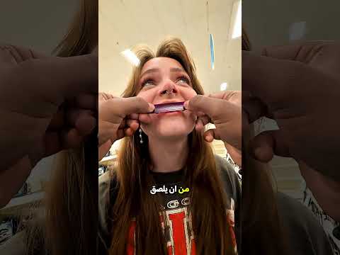 شريط لاصق في فم الفتاة