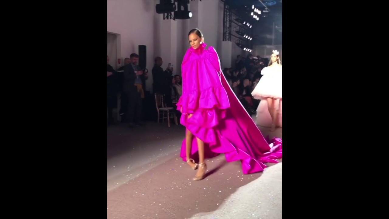 Model Annibelis Baez trips and removes her shoes during Giambattista Valli Haute Couture Spring 2019