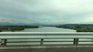 雨の天竜川を渡る　浜松から磐田へ　暗雲垂れ込む空の下