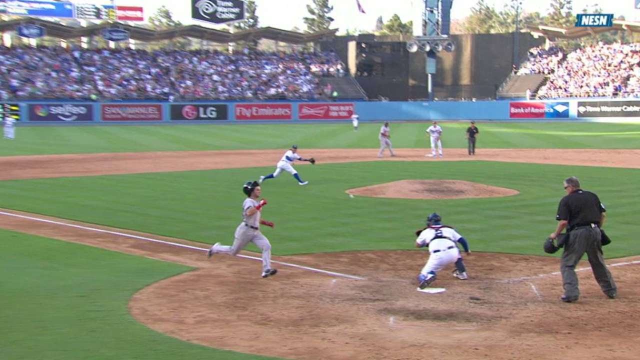 BOS@LAD: Betts singles in Benintendi in the 6th